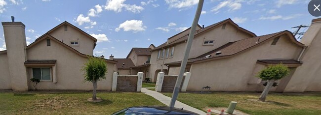 CHARMING WEST SIDE TOWN HOUSE - CHARMING WEST SIDE TOWN HOUSE