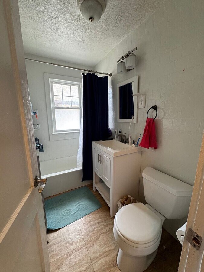 Photo - Bright and Spacious 3Bed Avail 8/1 or 9/1 ...