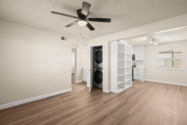 Building Photo - 2408 Longview St Unit 112