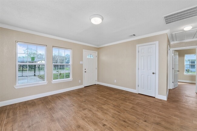 Photo - 3938 Daphne St