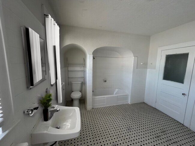 Photo - 2904 W Chestnut St Unit Apt 3