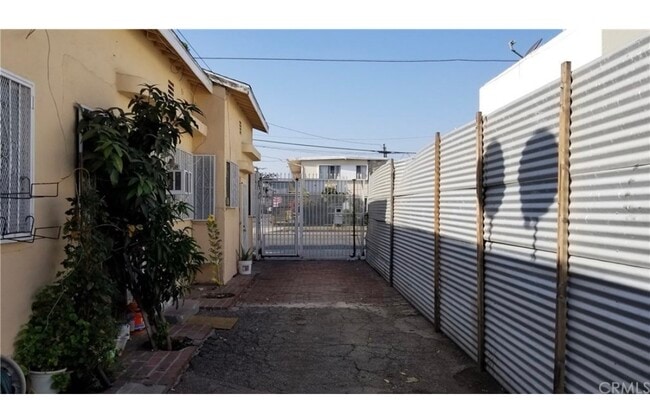8710 Avalon Blvd Unidad 2