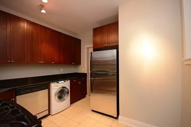 Building Photo - 536 W Cornelia Ave Unit APT 1S