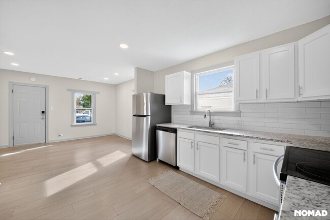 Photo - 4325 S Cherokee St