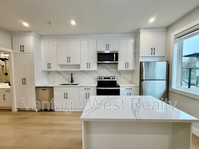 Photo - 1671 Highland Dr N