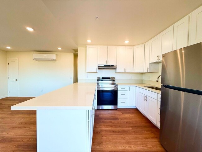 Photo - Welcome to Your Cozy and Modern Upstairs A... Unidad 4