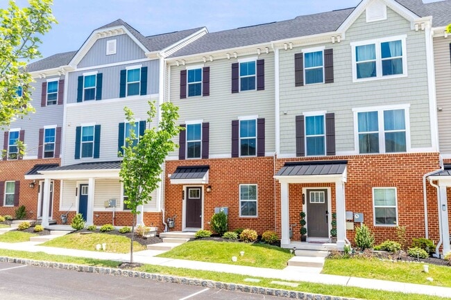 Building Photo - Luxury Townhouse in Stonecliffe of Atwater!