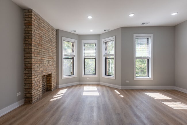 Building Photo - 423 W Belden Ave Unit 428-17