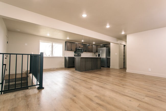 Photo - 732 Hislop Dr