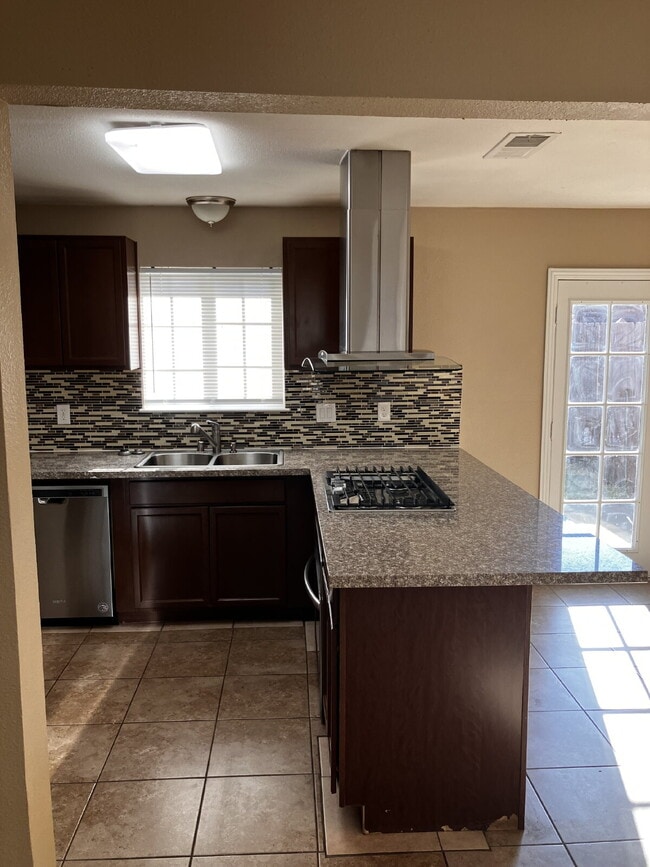 Photo - 1215 W 8th St