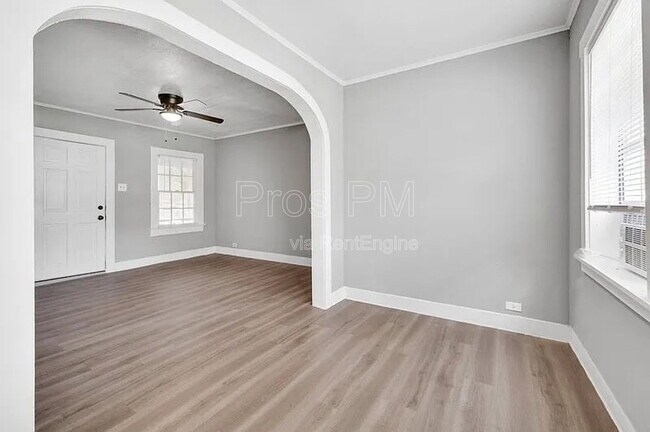 Photo - 216 E Division St