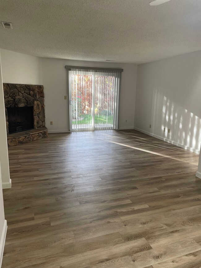 Comedor y sala de estar - 418 S Quillan Plz