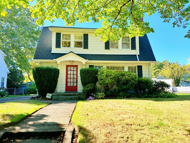 Photo - Stunning 3 Bedroom with Fully Fenced Yard ...