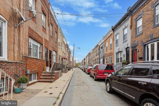 Building Photo - 1833 Daly St