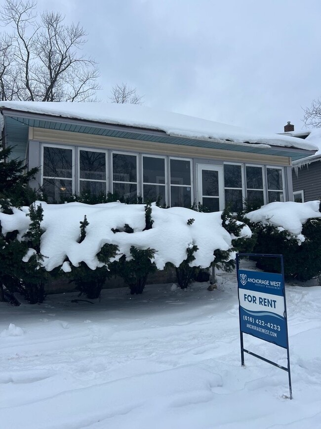 Building Photo - Lovely 2 Bedroom Southside Holland