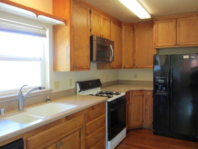 Building Photo - ROOMMATE NEEDED!!! Beautiful 5+ Bedrooms... Rental