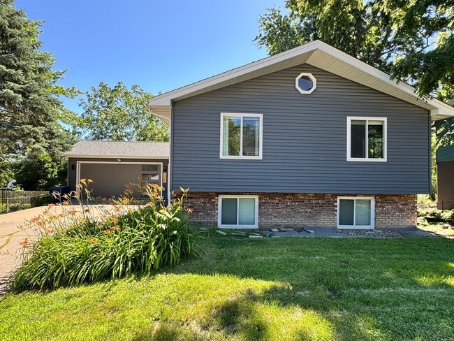 Building Photo - Coming Soon!!! Beautiful 4 bedroom 3 bath home in Bettendorf