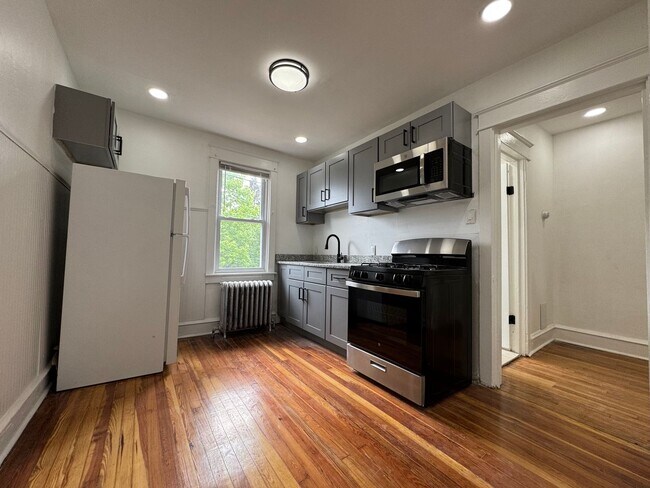 Photo - Charming 2-Bedroom Apartment in Lansdowne!... Unidad B