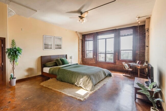 Building Photo - 2205 McKinney St Unit 306 Rental