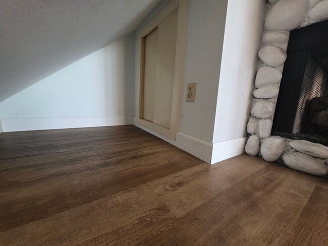 Photo - RENOVATED 2BD/1.5 BATH WITH PARKING, LAUNDRY, AND FULL H-VAC Unit 4