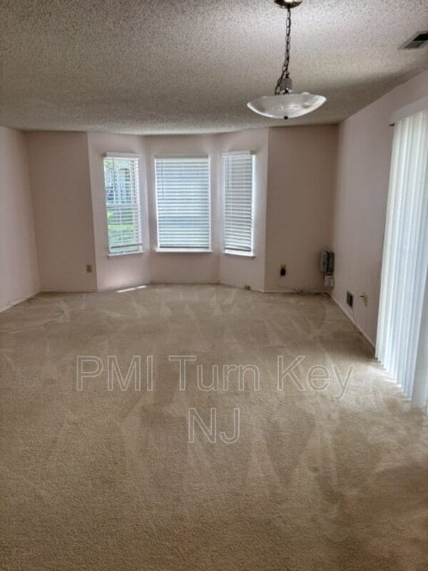 Photo - 133 Tulip Ln