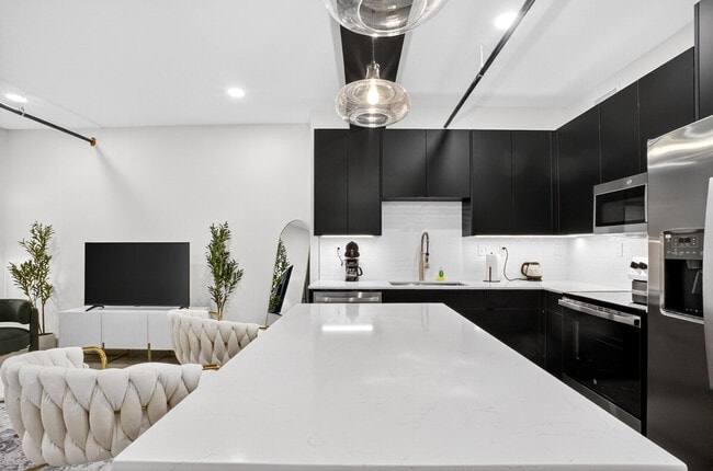 Photo - 115 W 5th St Unidad ID1322459P