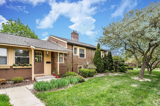 Building Photo - 2263 Parkwood Ave Rental