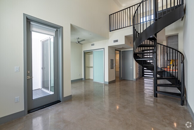 Studio Loft - 640SF