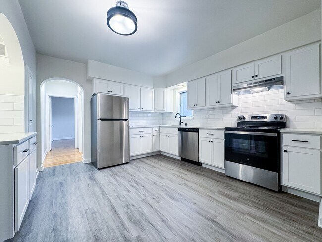 Building Photo - 1220-1228 Williamson St Unit 1220 Williamson St Rental