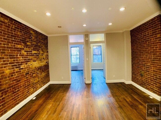 Building Photo - Tenth Avenue Rental