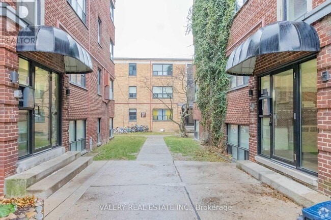 Photo - 3015 Queen St E Unité F12