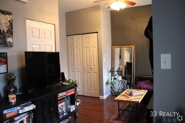 Building Photo - 1 bed / 1 bath located in Noble Square *Av... Unit 1R Rental