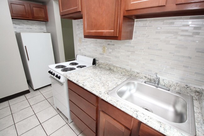 Photo - HIGHLAND MANOR APARTMENTS -- 020