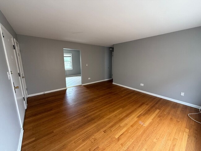 Photo - 2bed/1bath unit close to restaurants and s...