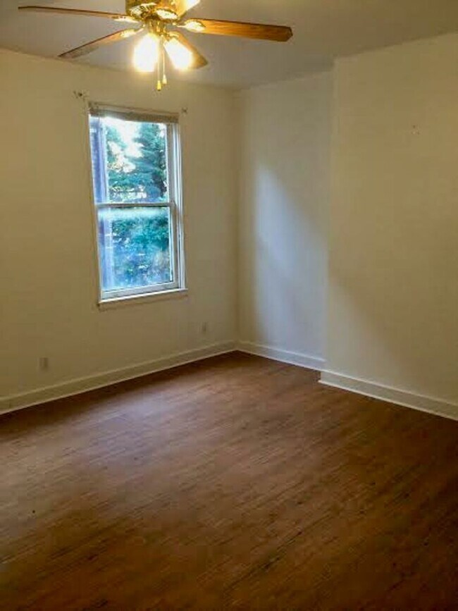 Photo - *** Amazing Shadyside Apartment * Walk to everything * Pet Friendly * Duplex Style Apartment * Lu... Unidad 2
