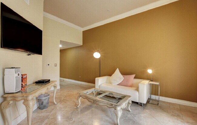 Photo - Luxury 1-Bedroom Rental in Guard-Gated Meridian – Walk to the Strip! Unidad 308