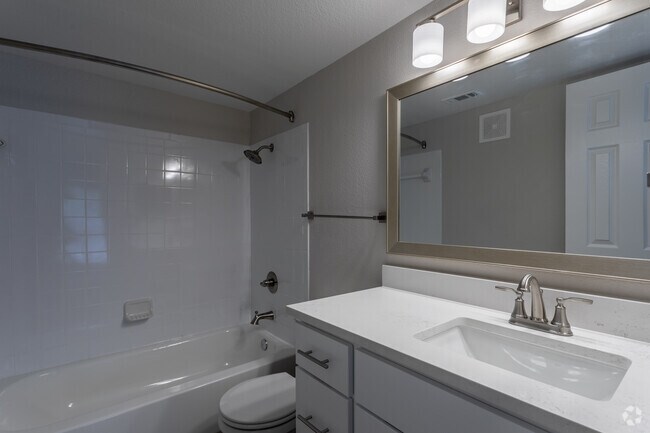 2BR, 2BA - 932 SF B1 Renovated - Bathroom