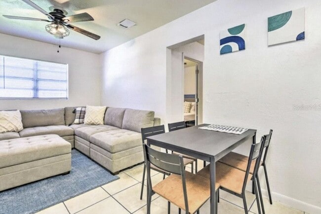 Photo - 2/1 unfurnished duplex in convenient location and fenced yard- pet friendly!