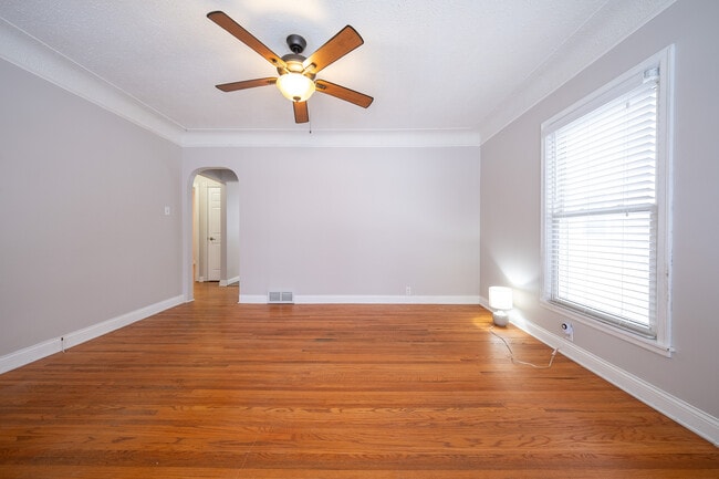 Photo - 3531-2 1/2 2 1/2 St NE