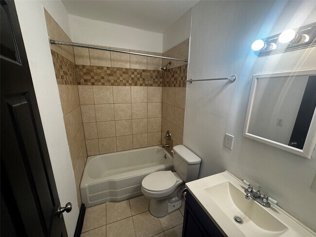 Photo - 1504 Luzon St