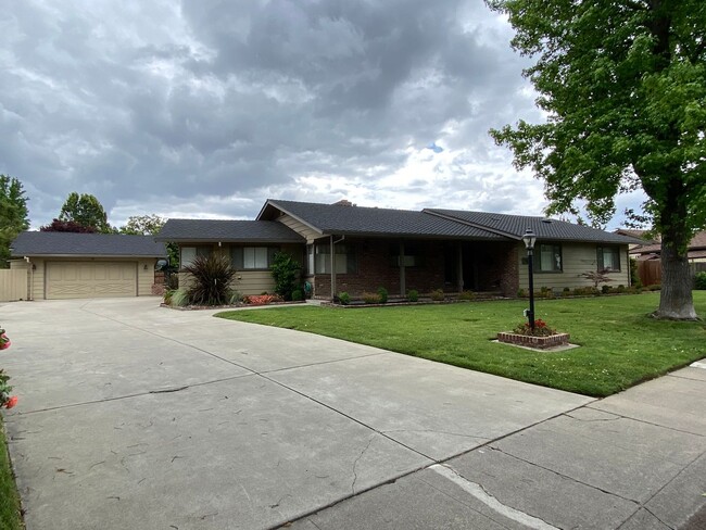 Large Three Bed, Two Bath Home with a Pool... - Large Three Bed, Two Bath Home with a Pool...