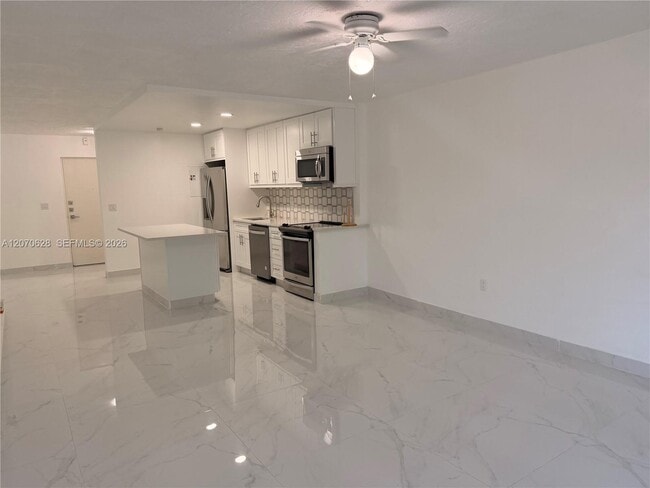 Photo - 7000 NW 17th St Unidad 320