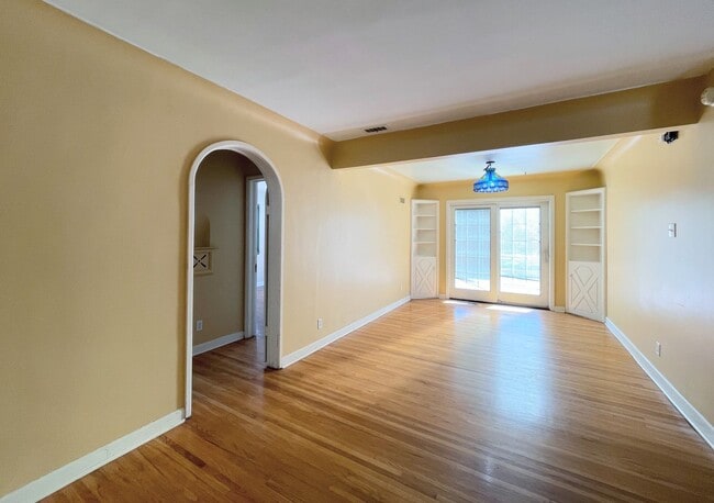 Photo - 405 Hyde Park Dr