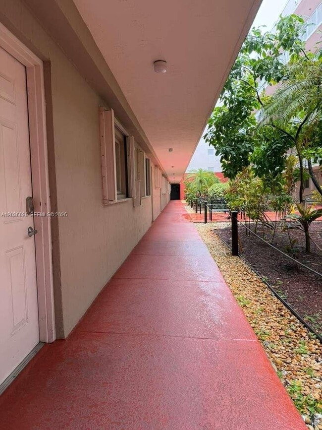 Building Photo - 600 NW 32nd Pl Unit 105