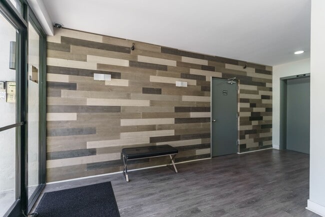 Building Photo - 816 S. Bundy Dr Rental