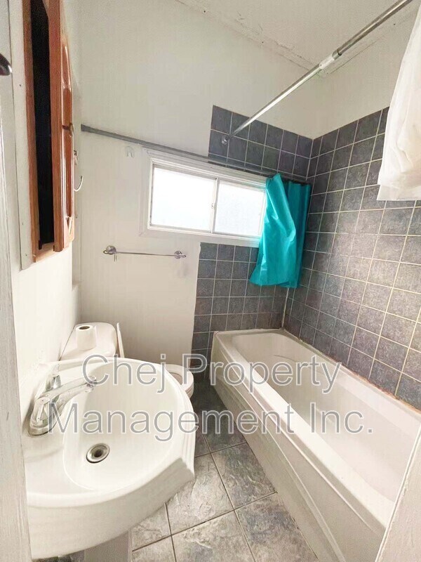 Photo - 10564-10592 92 St NW