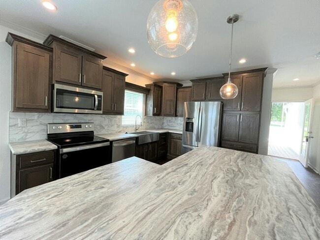 Photo - 5576 Woodford St