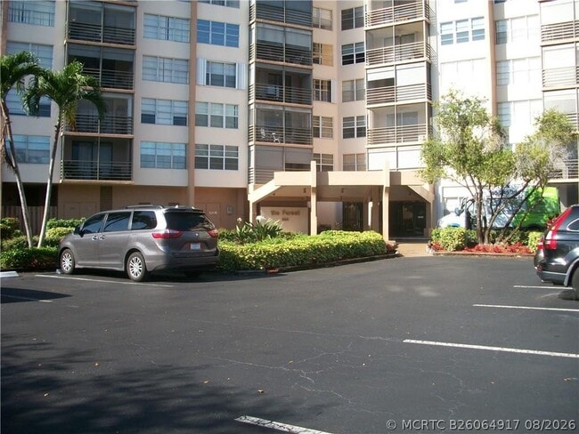 Building Photo - 900 St Charles Pl Unit 311