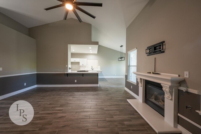 Photo - North West Fresno Modern/Updated Home, 3BR/2BA, Built 2004 - Lots of Amenities!
