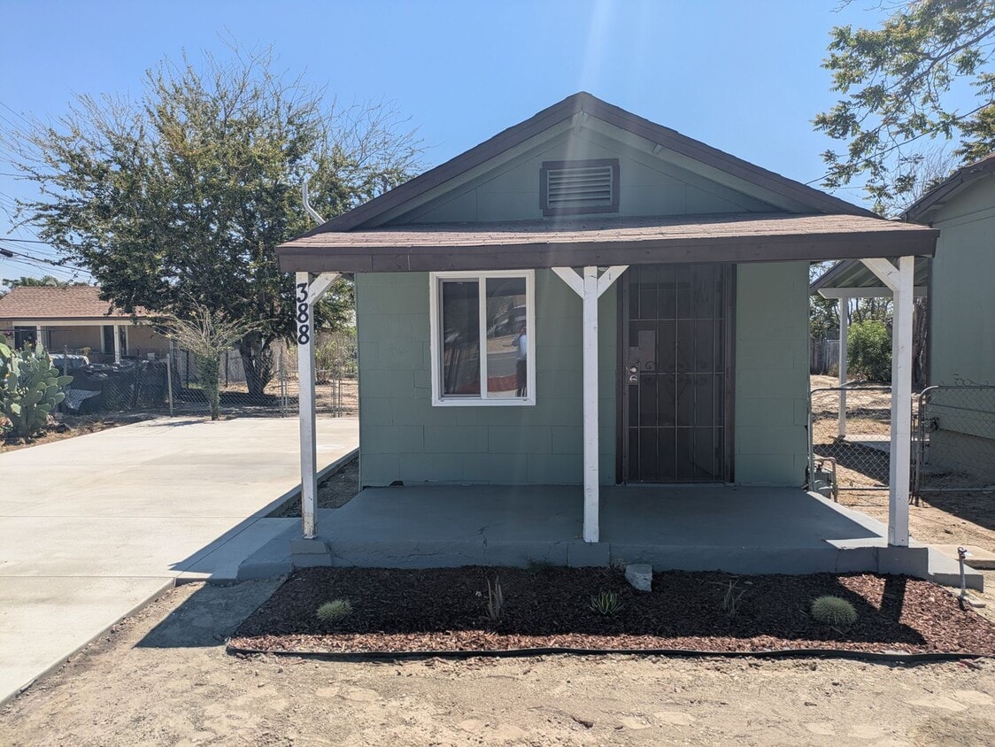Cozy 1-Bed Home – Fenced Yard, Washer Hook... - Cozy 1-Bed Home – Fenced Yard, Washer Hook...